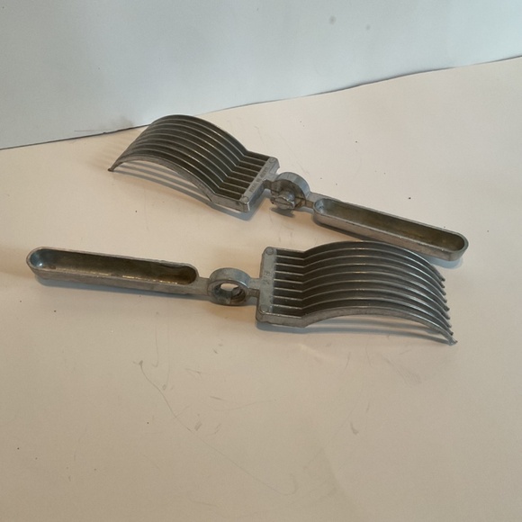 Vintage metal roast fork, meat tongs for slicing, roast for roast dinner. - Picture 7 of 7